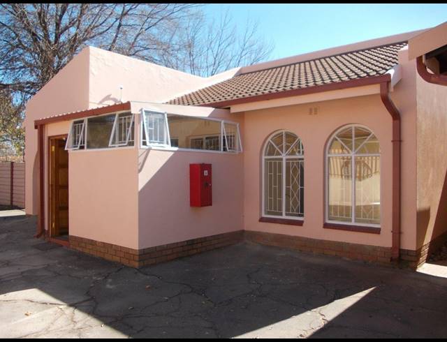 3 BEDROOM TOWNHOUSE FOR SALE IN VANDERBIJLPARK CE 2